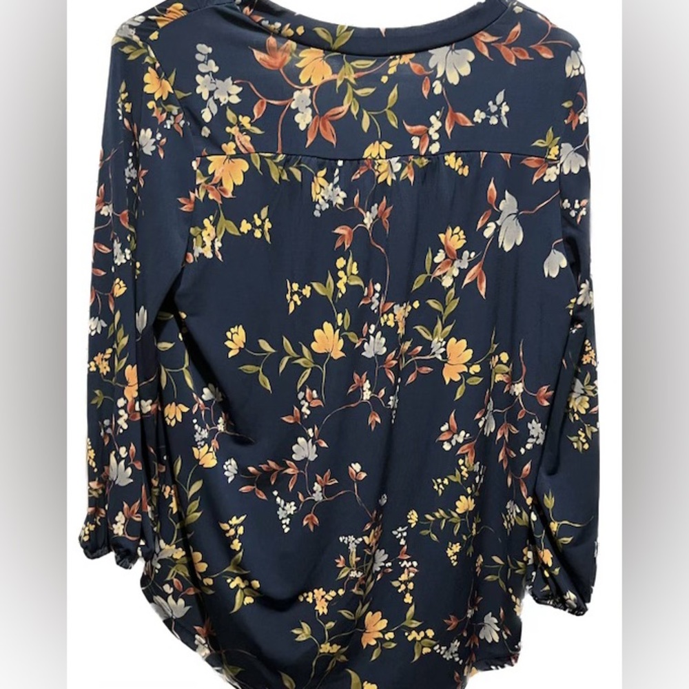 Two by Vince Camuto Floral Blouse size Medium - Picture 2 of 3